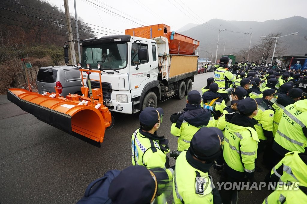 1月22日，国防部将施工设备等物资运入位于庆尚北道星州郡韶成里的“萨德”基地内。 韩联社