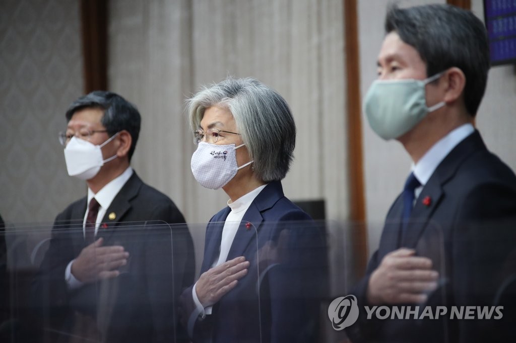 资料图片：韩国外长康京和（居中）和统一部长官李仁荣（右） 韩联社