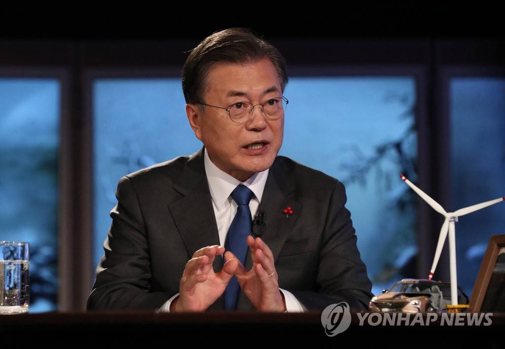 1月27日，在青瓦台，总统文在寅在2021世界经济论坛（WEF）达沃斯议程会上发表视频演讲。 韩联社
