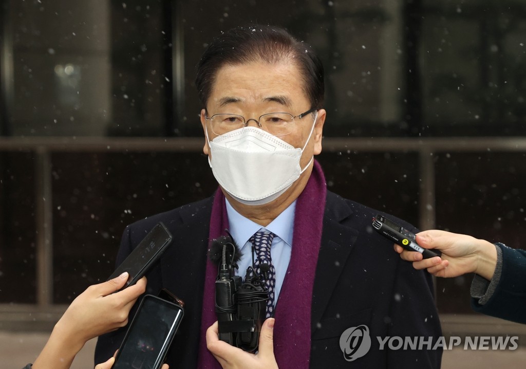 1月28日，韩国外交部长官被提名者郑义溶在其人事听证会筹备办公室前回答记者提问。 韩联社
