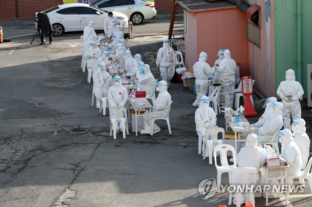 1月28日上午，在光州市西区，一家教会停车场设置了核酸检测点。 韩联社
