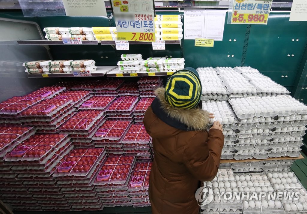 资料图片：1月28日下午，在京畿道乌山市一家超市，美国进口鸡蛋和国产鸡蛋并排陈列。 韩联社
