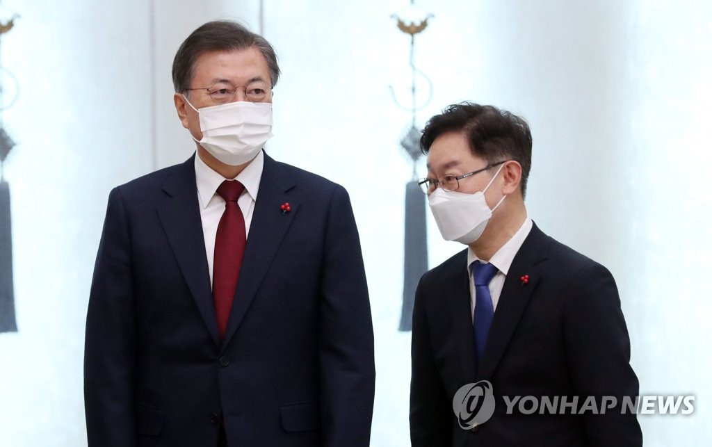 资料图片：1月29日，在青瓦台，总统文在寅（左）与法务部长官朴范界合影留念。 韩联社