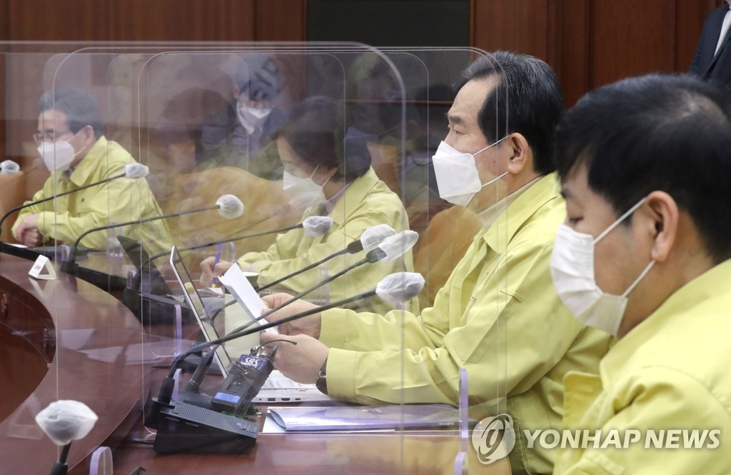 1月31日，在韩国中央政府首尔办公楼，国务总理丁世均（右二）主持防疫会议。 韩联社
