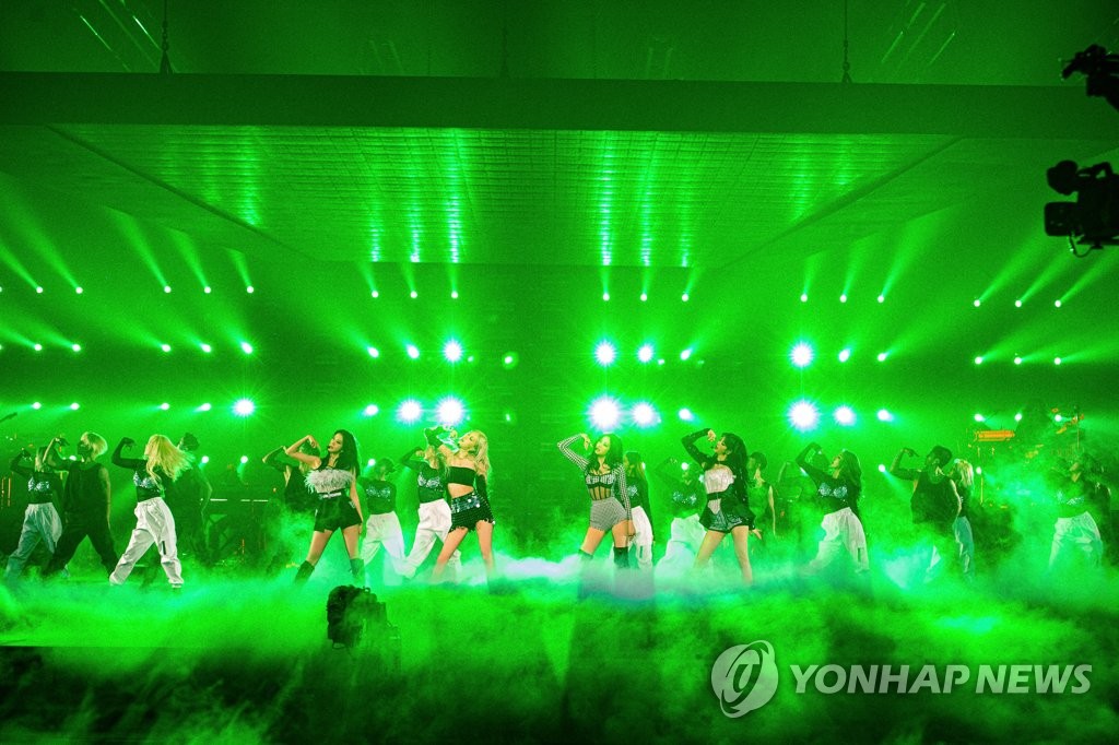 1月31日，BLACKPINK举办线上演唱会“THE SHOW”。 韩联社/YG娱乐供图（图片严禁转载复制）