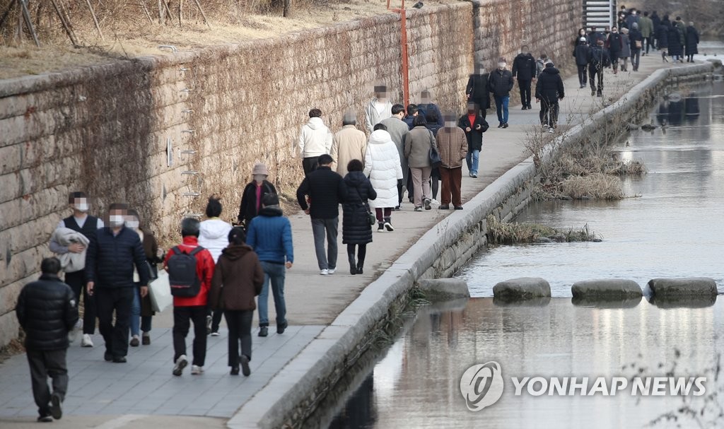 资料图片：1月31日，在清溪川一带，市民们熙熙攘攘。 韩联社