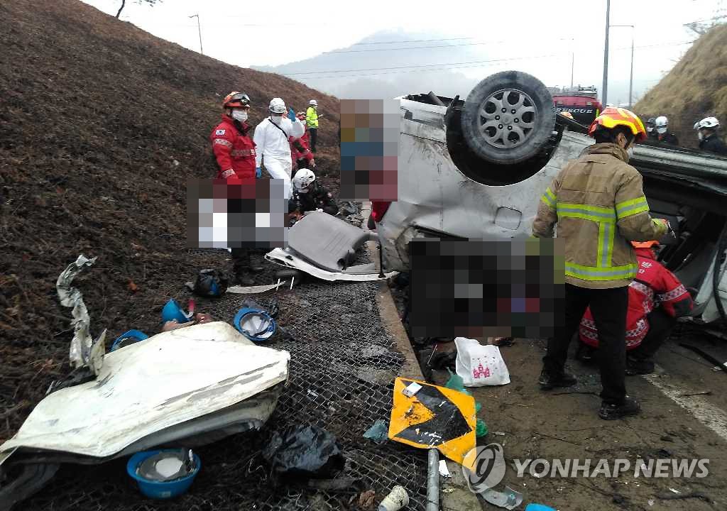 2月1日上午，在唐盈高速唐津方向世宗南交叉匝道出入口，一辆务工车辆倾翻导致12人死伤。 韩联社