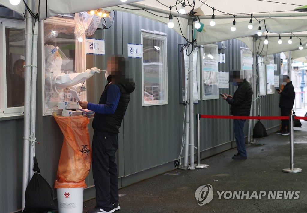 资料图片：在一处筛查诊所，市民接受新冠病毒（COVID-19）检测。 韩联社