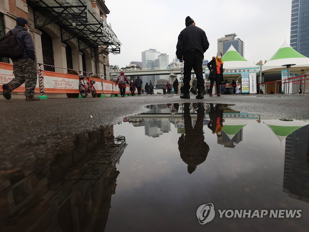 图为设于首尔火车站广场的临时筛查诊所，摄于2月1日。韩联社