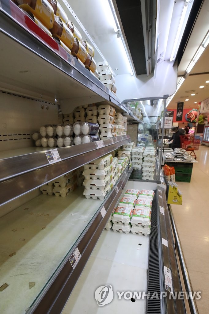 资料图片：2月1日，在首尔市一家超市，鸡蛋柜台空空如也。韩国受禽流感影响，鸡蛋供不应求。 韩联社