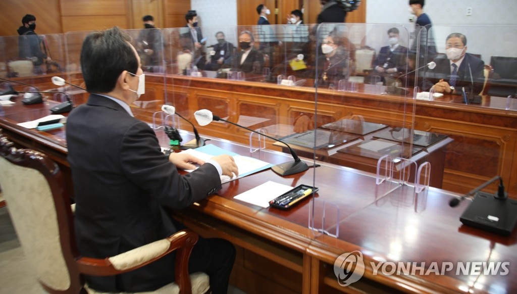 2月2日，在中央政府首尔办公楼，丁世均会见新教界领袖。 韩联社