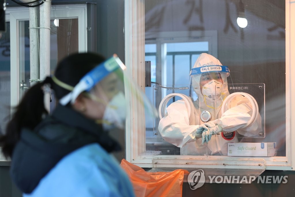 资料图片：在一处筛查诊所，防疫人员休息片刻。 韩联社