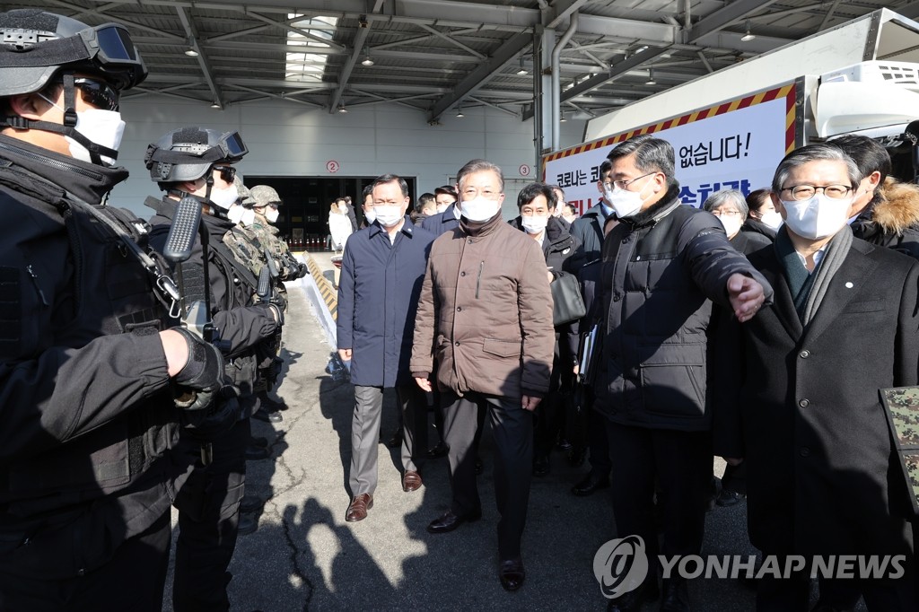 2月3日，总统文在寅前往仁川国际机场大韩航空第二货物航站楼，视察由民、官、军、警各部门共同参与的新冠疫苗运输应急演练。 韩联社