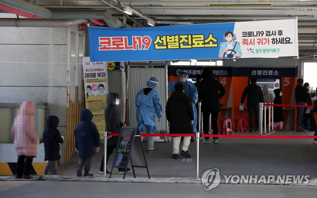 资料图片：市民排队候检。 韩联社
