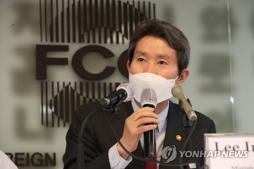 2月3日，在首尔新闻中心，韩国统一部长官李仁荣与外媒记者座谈。 韩联社/统一部供图（图片严禁转载复制）