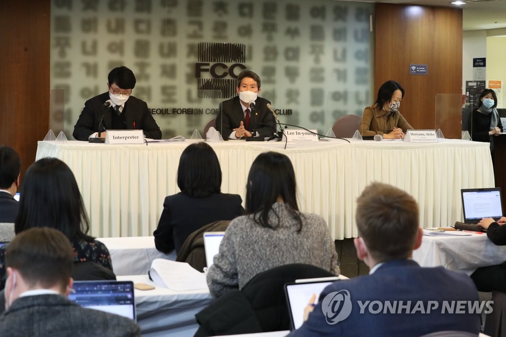 2月3日，在首尔新闻中心，韩国统一部长官李仁荣与外媒记者座谈。 韩联社/统一部供图（图片严禁转载复制）