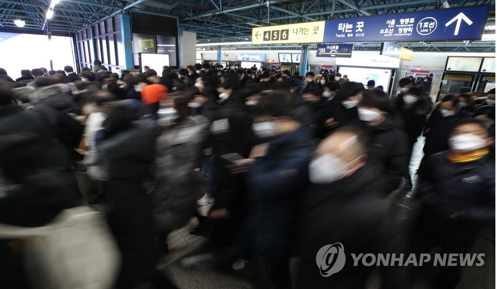 资料图片：首尔新道林地铁站人满为患。 韩联社
