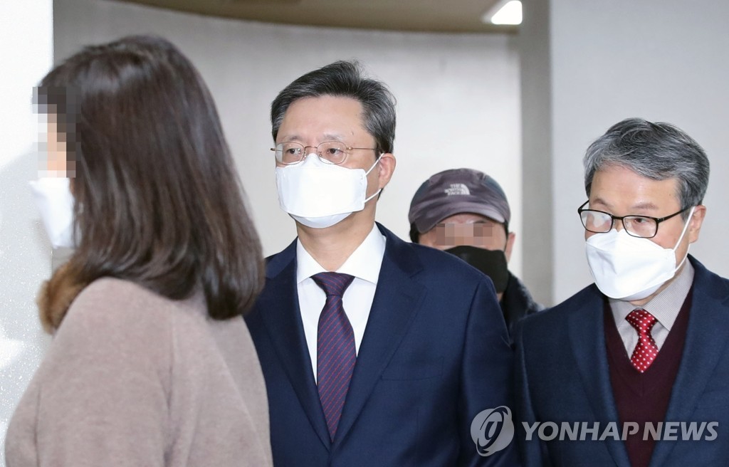 2月4日，在首尔市瑞草区首尔高等法院，青瓦台前民政首秘禹柄宇出庭。 韩联社