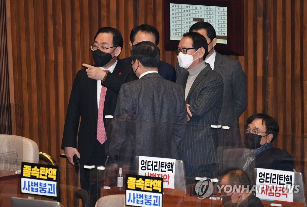 2月4日，韩国国会召开全体会议，以179票赞成、102票反对、3票弃权、4票无效的结果表决通过涉司法滥权案法官林成根的弹劾案。图为国民力量议员进行讨论。 韩联社