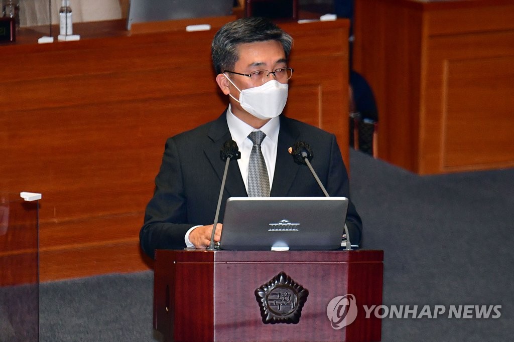 2月4日，韩国国防部长官徐旭在国会质询政府有关政治、外交、统一、安全事务问政会上答问。 韩联社