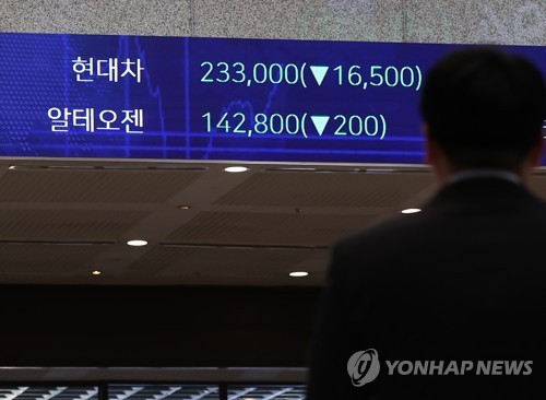 图为2月8日韩国交易所的电子屏显示现代汽车股价。 韩联社