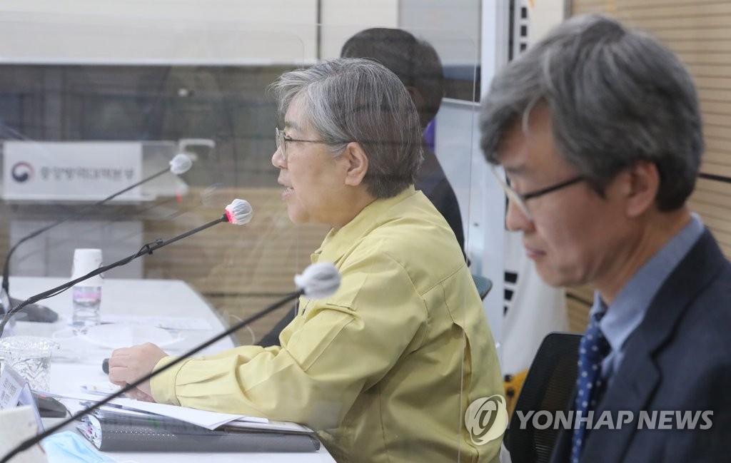 2月8日，在疾病管理厅办公大楼，韩国疾病管理厅厅长郑银敬（中）在线上举行例行记者会。 韩联社