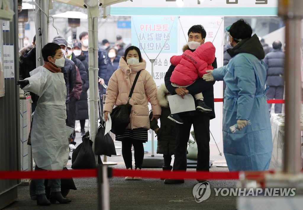 资料图片：2月11日，春节小长假第一天，不少市民前来接受新冠检测。 韩联社