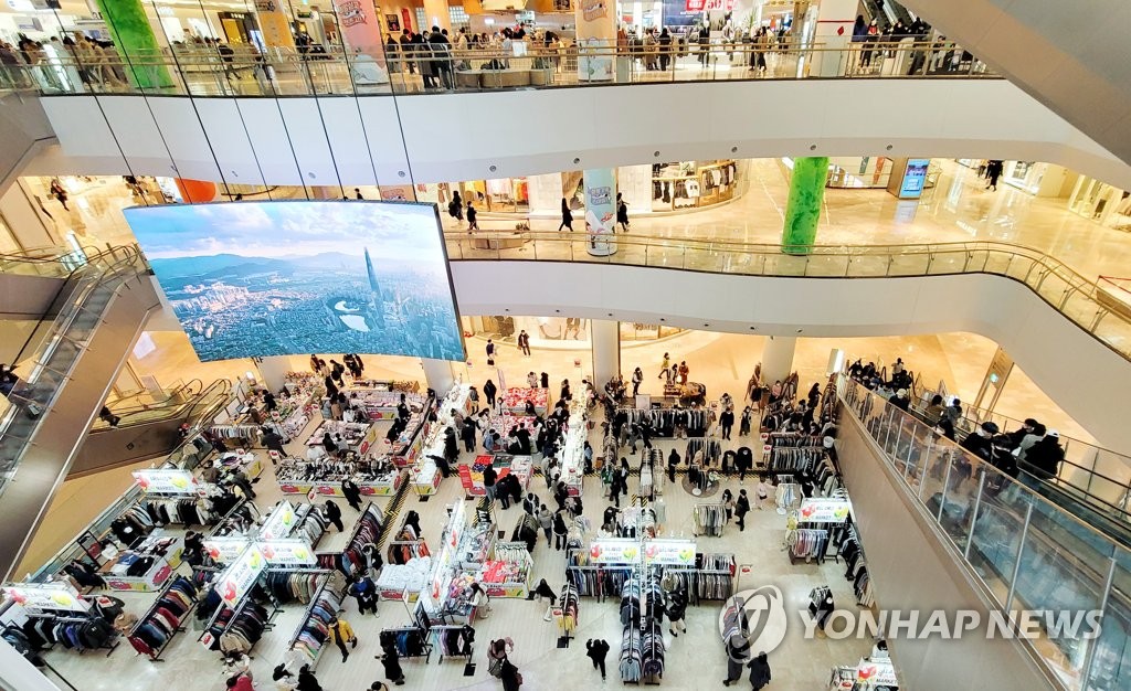 资料图片：2月11日，春节小长假第一天，不少市民在逛商场。 韩联社