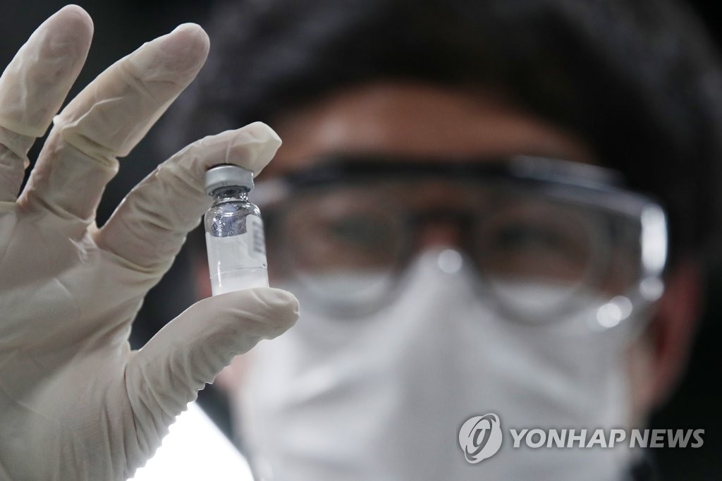 3月15日，在SK生物科技研究所，研究人员正在观察新冠疫苗候选物质。 韩联社