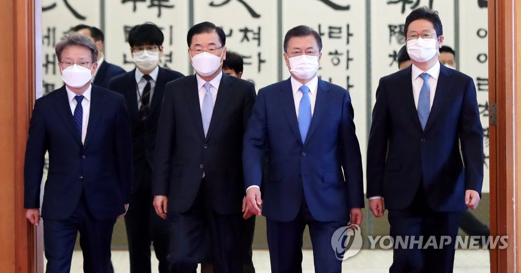 2月15日，在青瓦台，文在寅（右二）向新任国务委员颁发任命书后离场。 韩联社