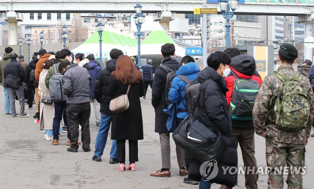 资料图片：市民在筛查诊所前排队接受病毒检测。 韩联社