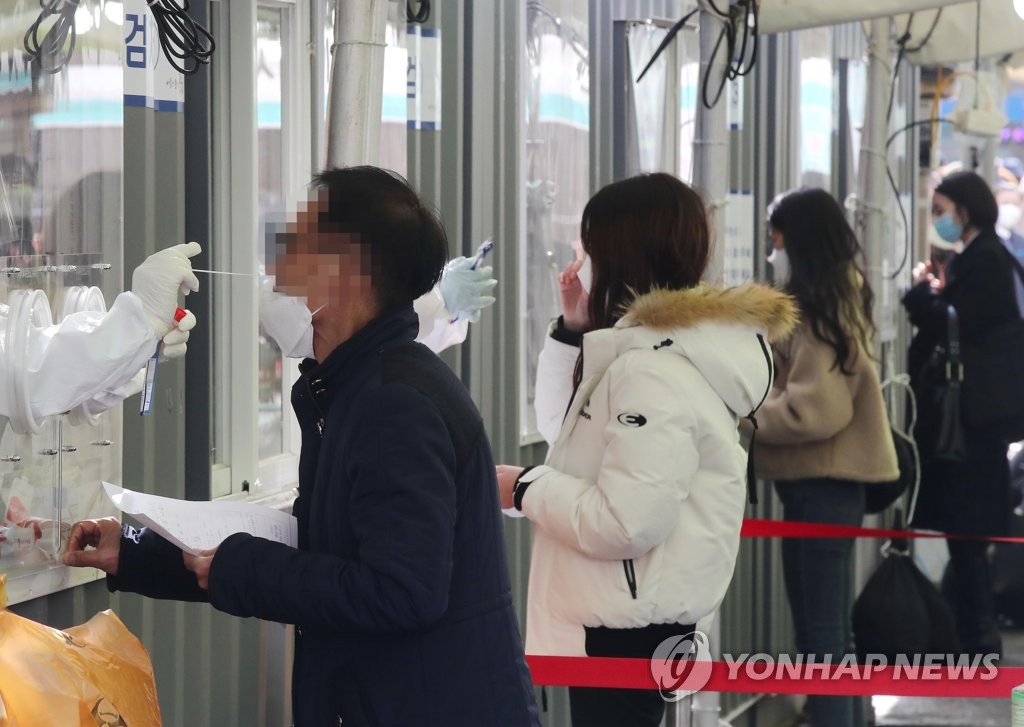 资料图片：2月15日，市民在首尔火车站的临时筛查诊所接受病毒检测。 韩联社