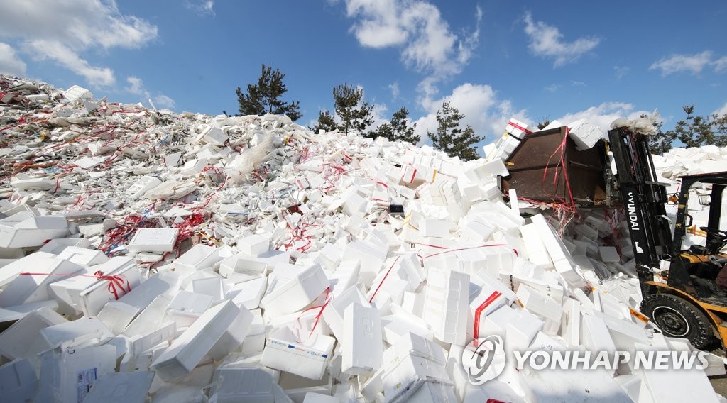工作人员正在整理春节小长假后堆积如山的泡沫塑料垃圾