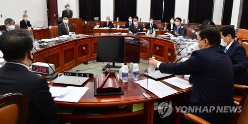 2月16日上午，在韩国国会，国家情报院院长朴智元出席情报委员会全会。 韩联社