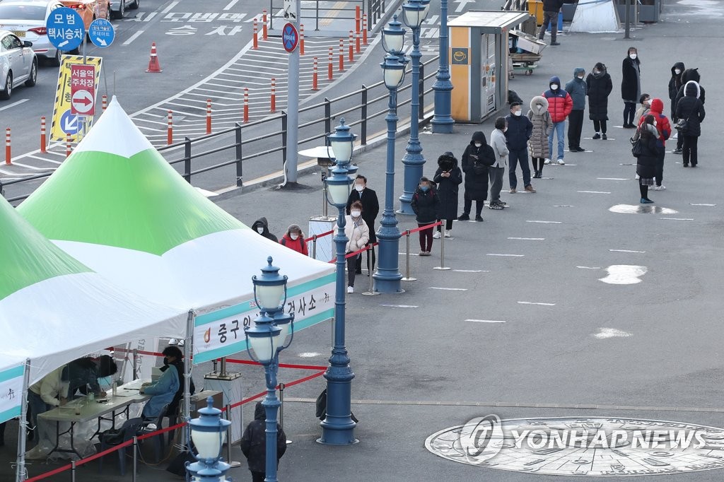 资料图片：2月17日，市民们在首尔火车站广场的临时筛查诊所排队接受病毒检测。 韩联社