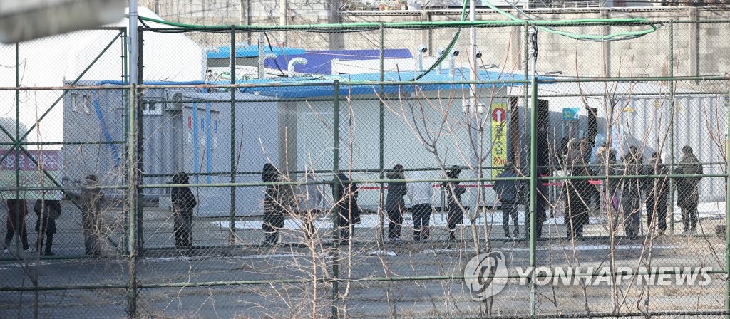 资料图片：市民排队待检。 韩联社