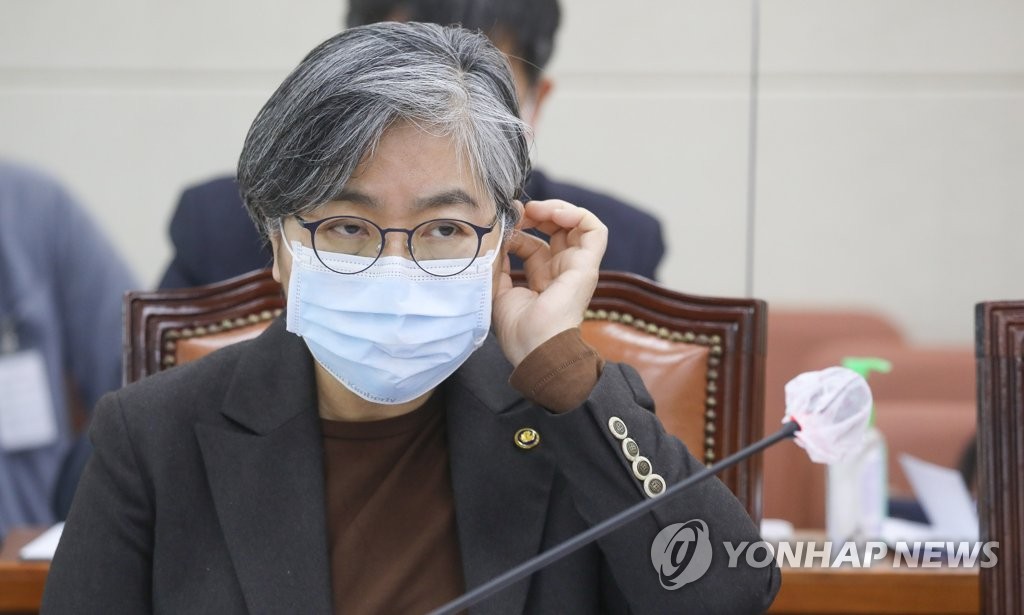 2月17日，在韩国国会，疾病管理厅厅长郑银敬出席保健福祉委员会全体会议。 韩联社