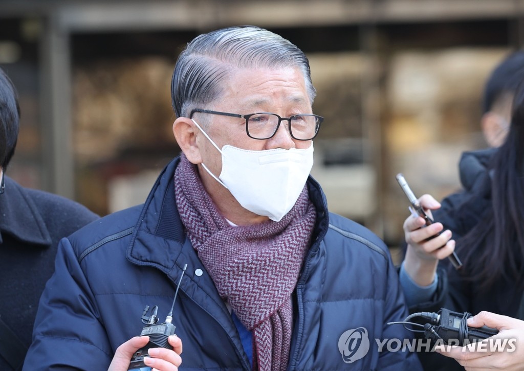 2月17日，在首尔中央地方法院，SK实业会长崔信源在接受逮捕必要性审查后离开法庭。 韩联社