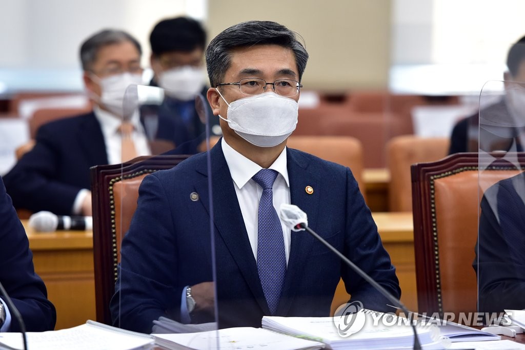 2月17日，在韩国国会，防长徐旭出席国防委员会全体会议。 韩联社