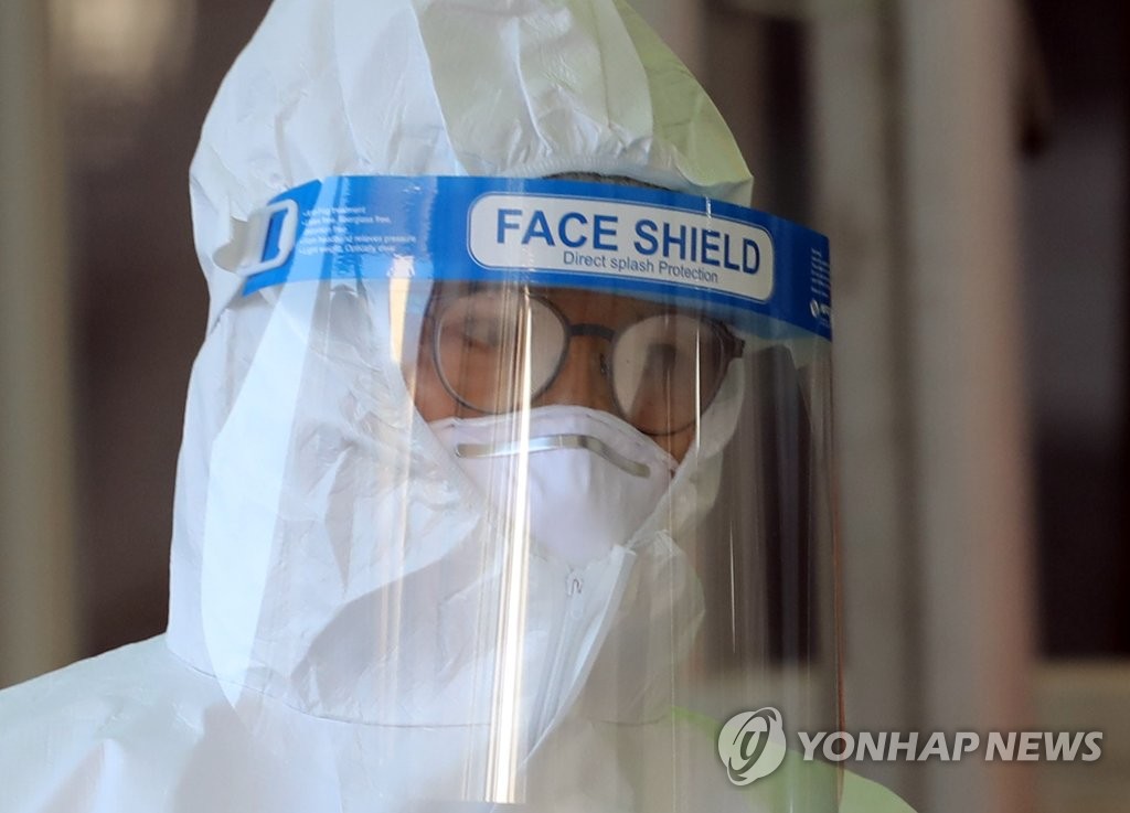 资料图片：准备病毒检测的医务人员 韩联社