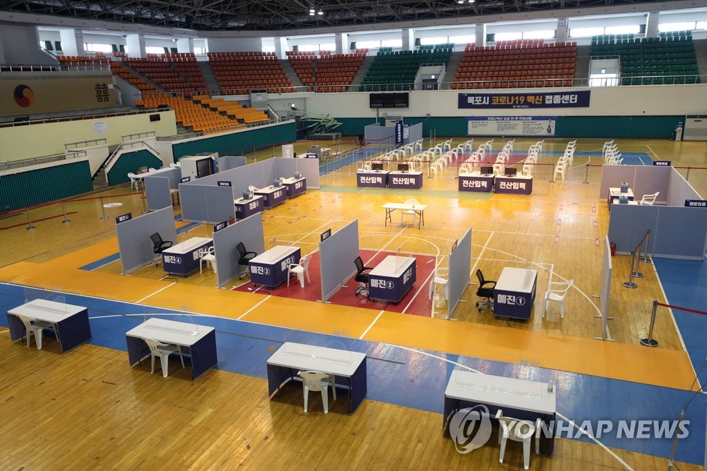 资料图片：2月18日，在全罗南道木浦室内体育馆，一天可接种600人的疫苗接种中心虚位以待。 韩联社