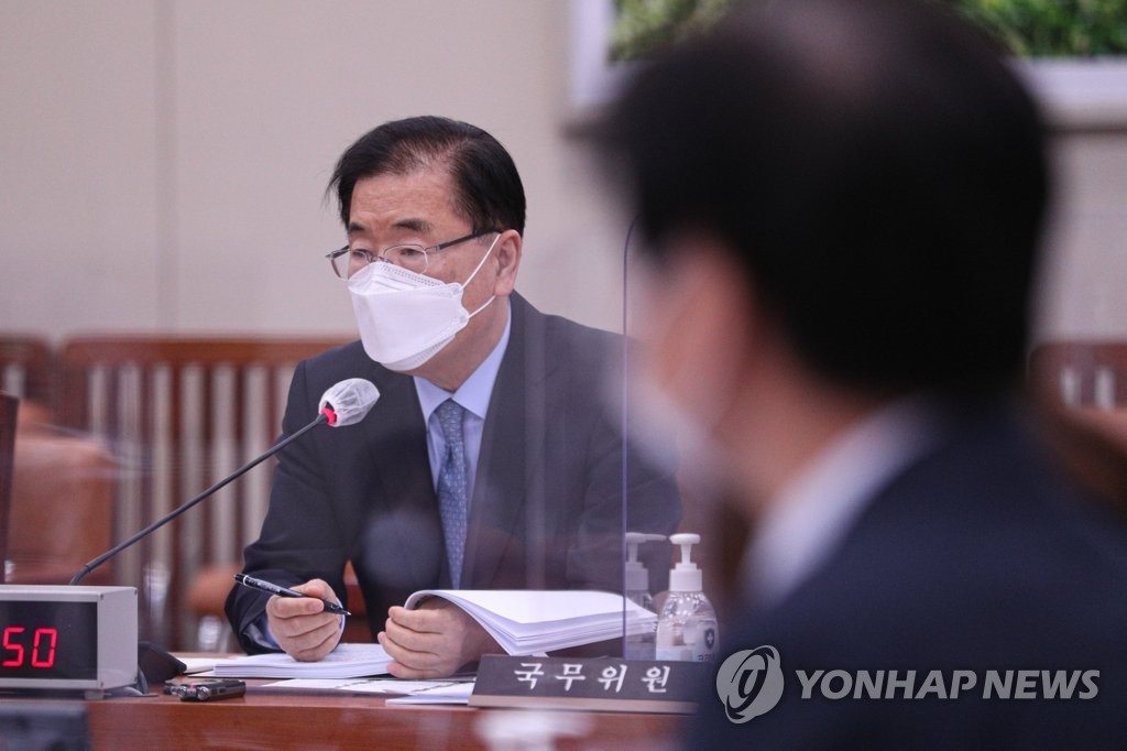 2月18日，在韩国国会外交统一委员会全会上，郑义溶答议员问。 韩联社