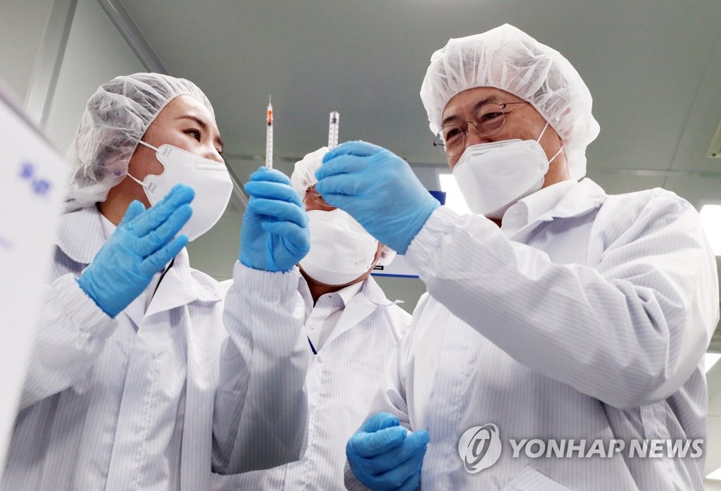 2月18日，在全罗北道群山市，文在寅（右）视察医疗器械厂商"Poonglim Pharmatech"。 韩联社