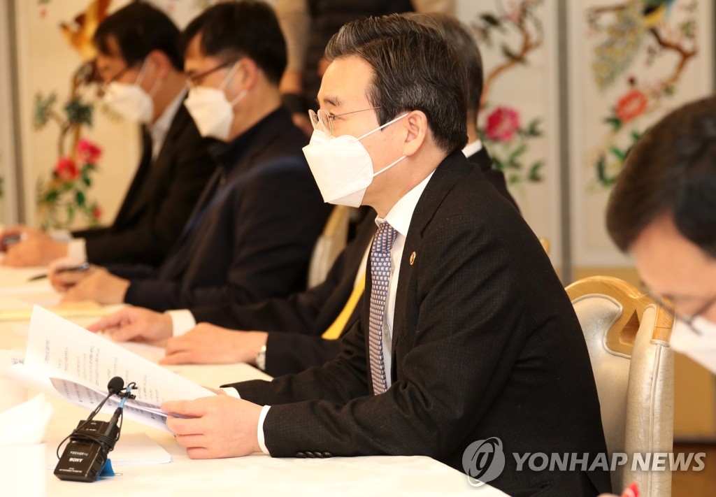 2月19日，在中央政府首尔大楼，金容范主持召开创新增长战略检查暨物价部门长官会议。 韩联社 