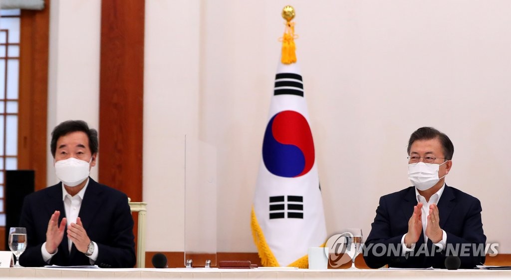 2月19日，在青瓦台，文在寅与李洛渊等执政党领导班子座谈。 韩联社