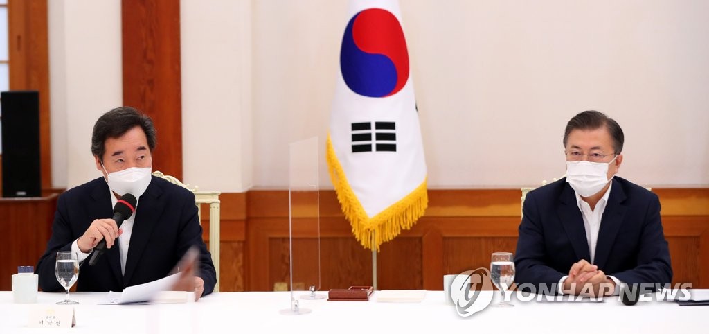 2月19日，在青瓦台，文在寅（右）与李洛渊等执政党领导班子座谈。 韩联社