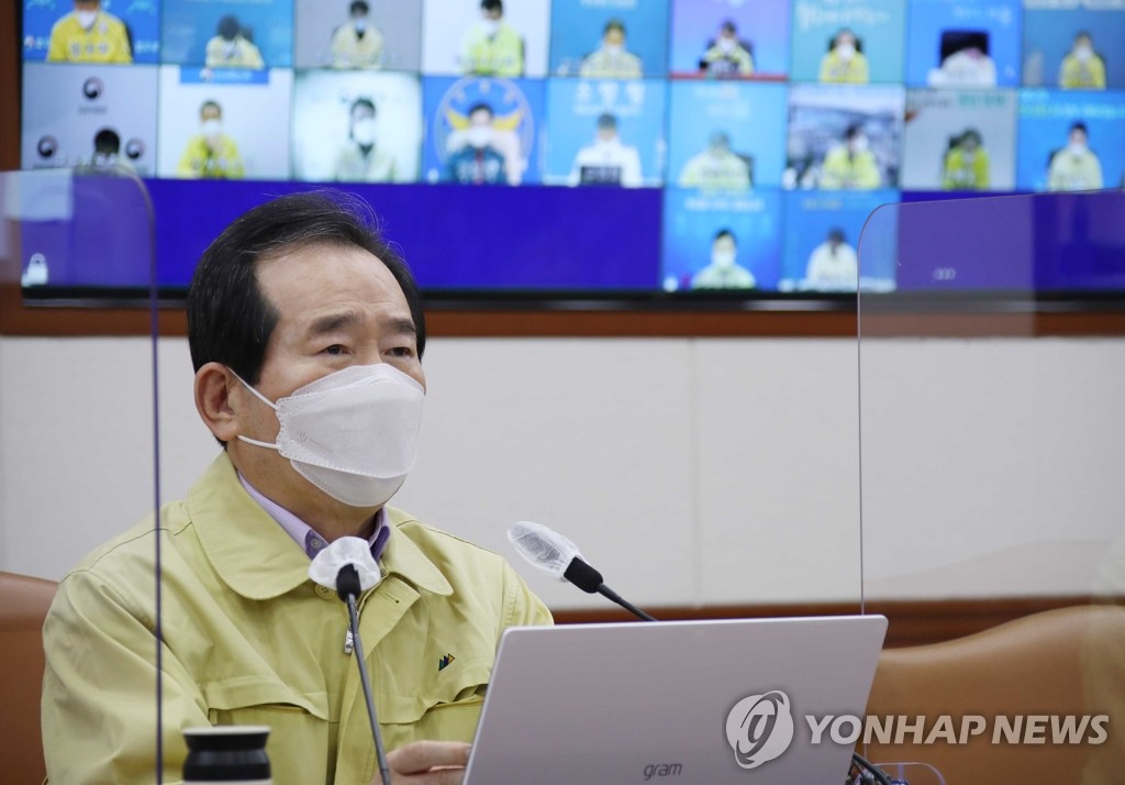 2月21日，韩国国务总理丁世均在中央政府首尔办公大楼主持召开中央灾难安全对策本部会议。 韩联社