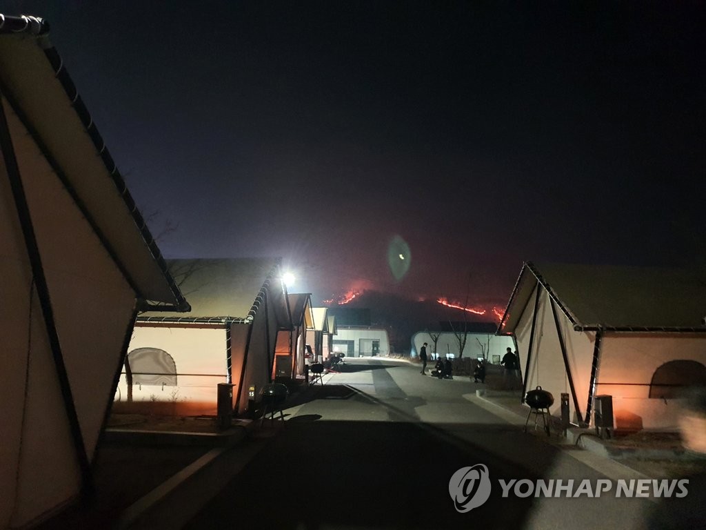 2月21日晚，庆尚北道安东市临东面辋川里一处露营地附近的小山出现火情。 韩联社 