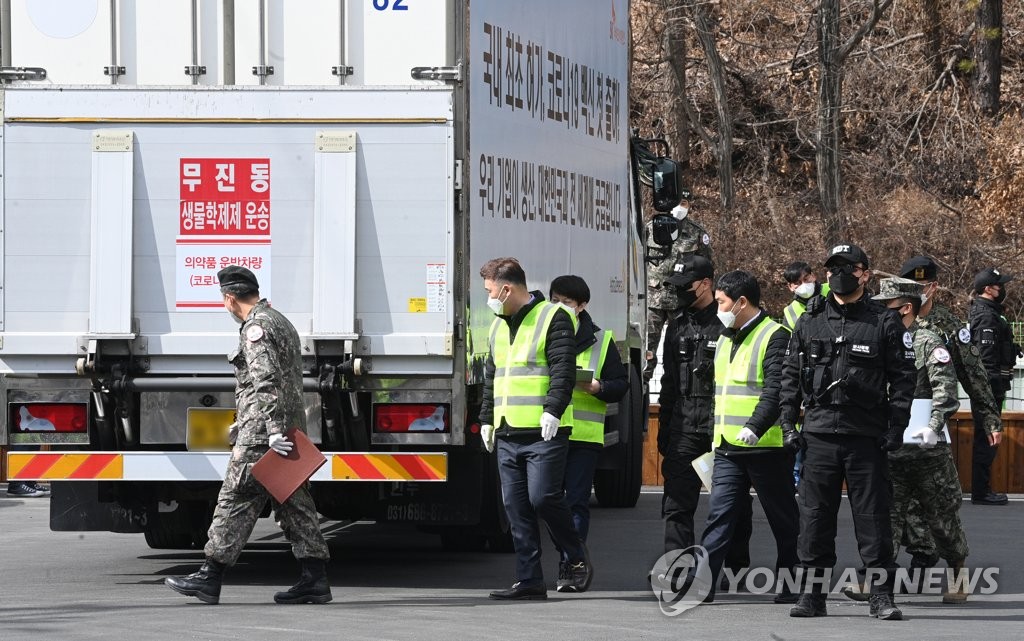 2月24日，运输阿斯利康疫苗的运输车驶入京畿道利川物流中心。 韩联社/联合摄影采访团