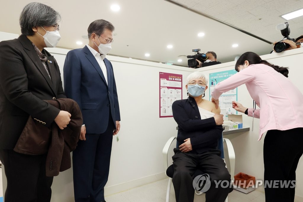 资料图片：文在寅（左二）视察新冠疫苗接种现场。 韩联社